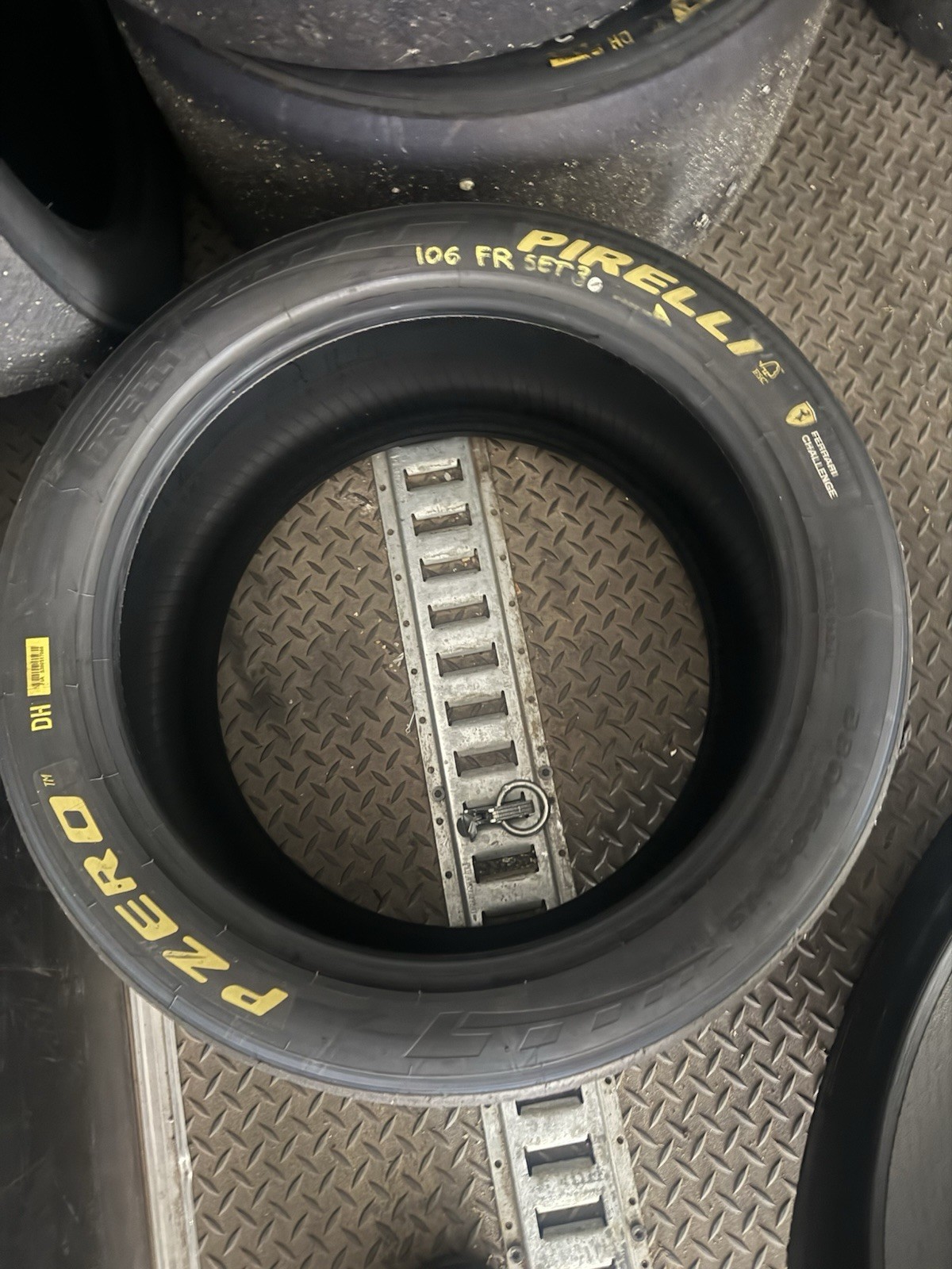 280/680-19 Ferrari Challenge Pirelli p zero race slicks set of 4