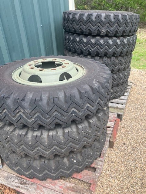 9.00×20 Snow Type Design Tube Truck Tires