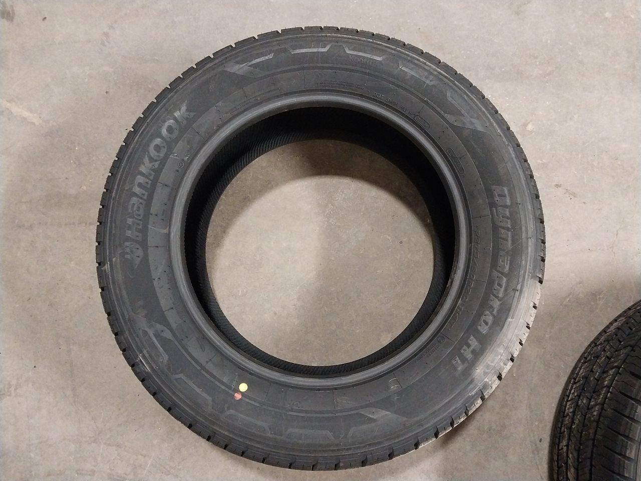 Hankook Dynapro HT RH12 Tire P275/60R20 114T SL All-Season Blackwall 33 3107756