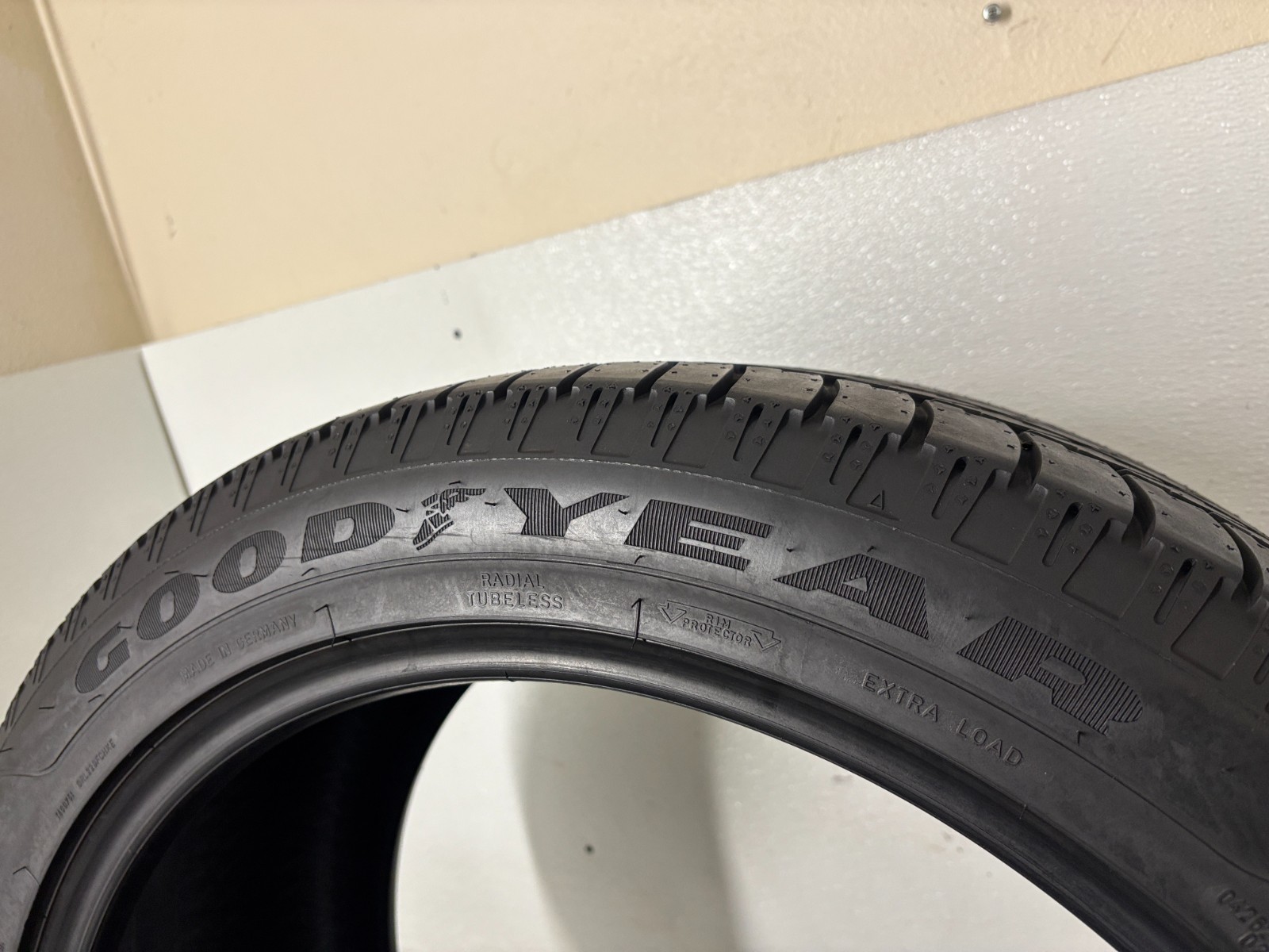 2 tires 295 40 22 Goodyear Eagle F1 Asymmetric SUV 8.50-9.00/32 = 94-100% Tread