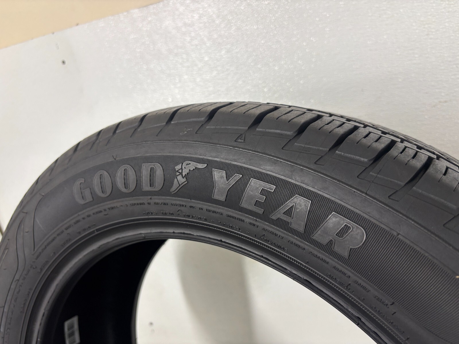 1 Tire 225 55 19 Goodyear Assurance Maxlife (11.00/32 Tread Left) 99V