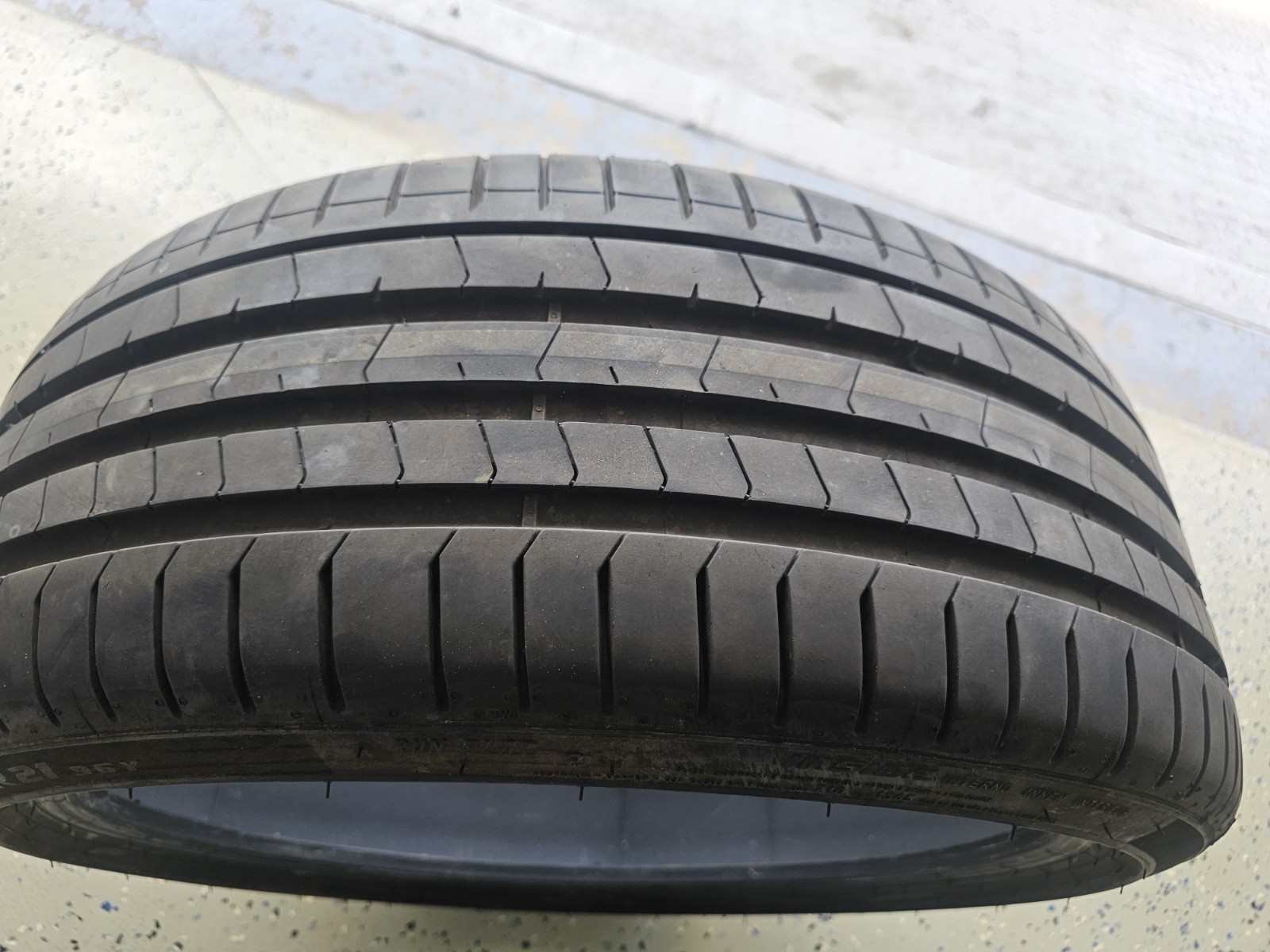 Pirelli PZero PZ4 Luxury 245/35R21 Tire