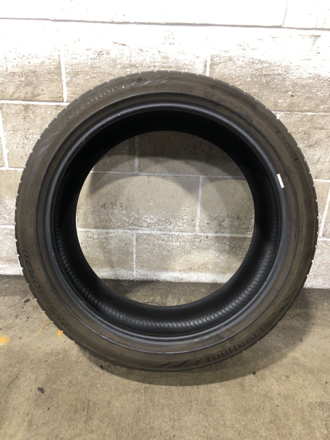 1x P255/40R20 Lionhart LH-Five 8/32 101 W Used Tire 2554020