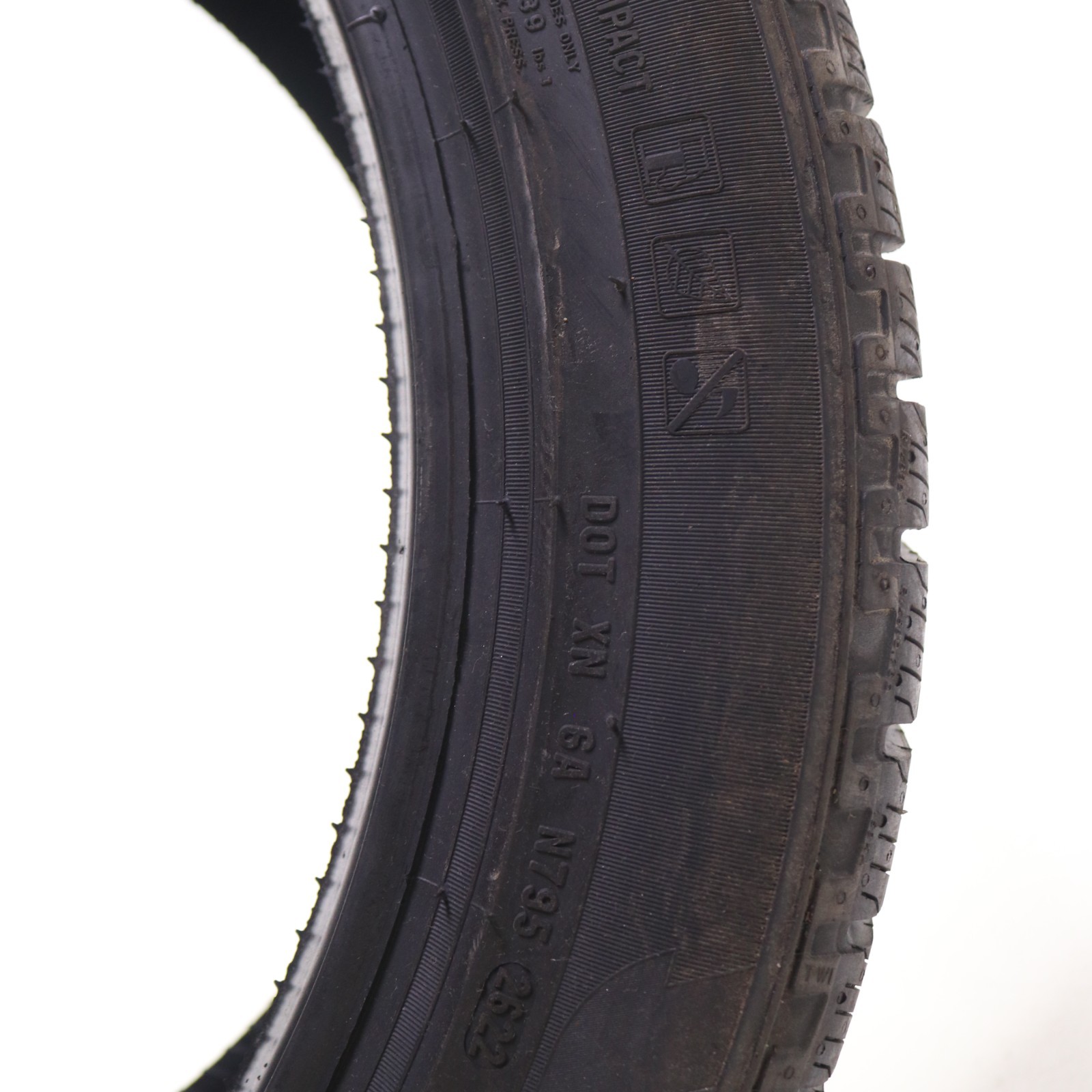 Set of 4 New 255/45R20 Pirelli Scorpion Winter – 105V – 10/32