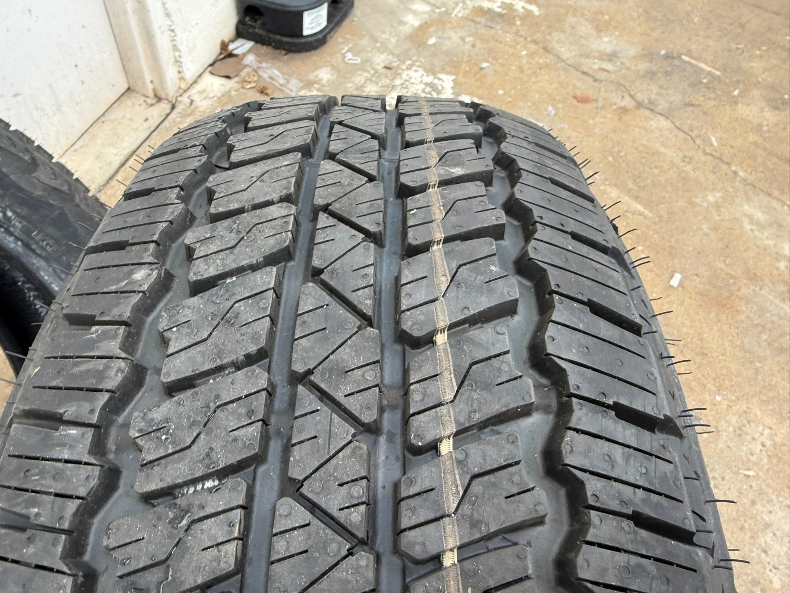 (2) LIKE NEW 255/55R20 Bridgestone Dueler RH-S, 11/32, 2024 Date Code
