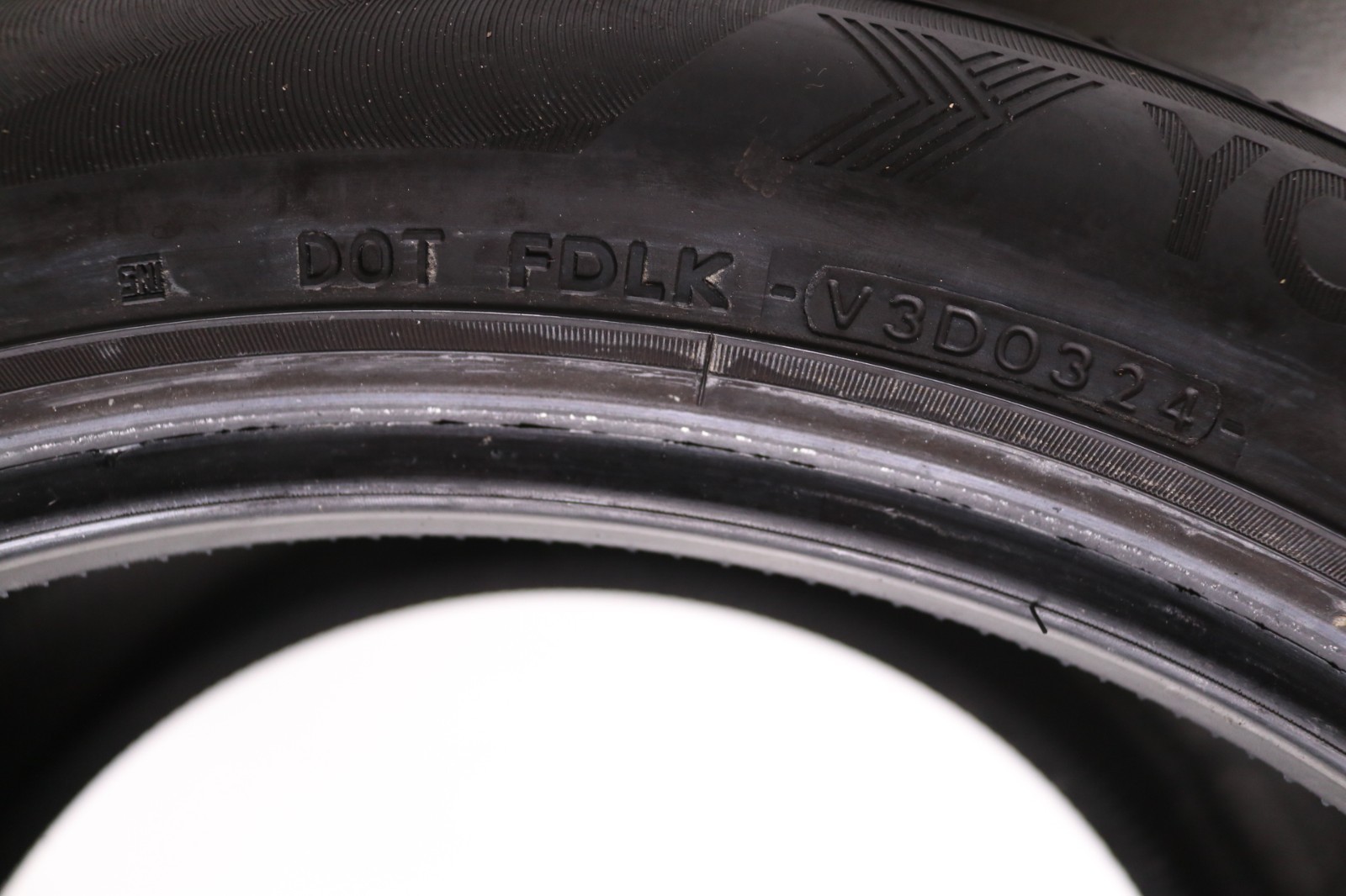 Set of 2 Used 305/40R20 Yokohama Avid GT S35 NO – 112V – 7-7.5/32