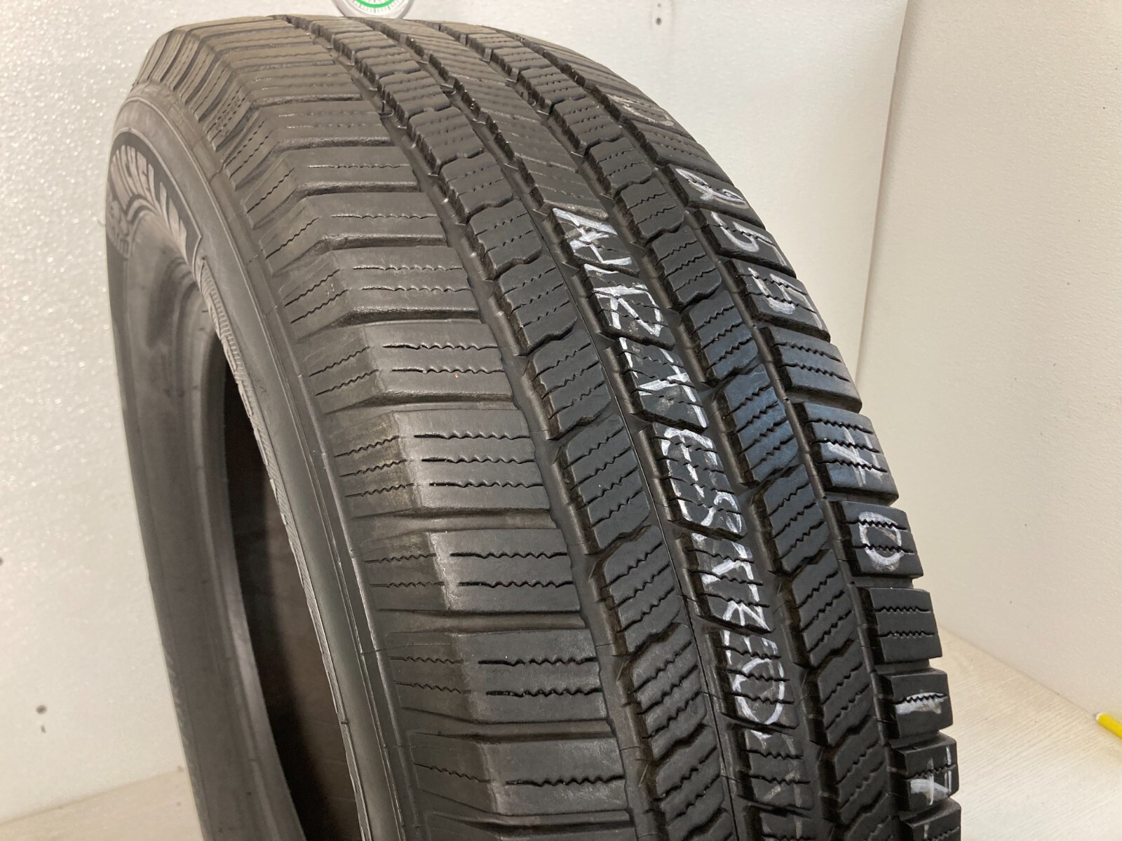 1 Tire 255 70 17 Michelin Defender LTX M/S (8.50/32 Tread Left) 112T