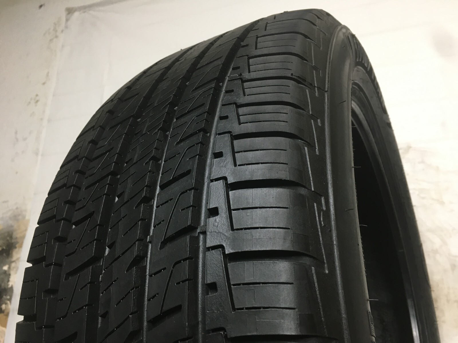 [1] Goodyear Assurance MaxLife P235/50R19 235 50 19 Tire – Driven Once