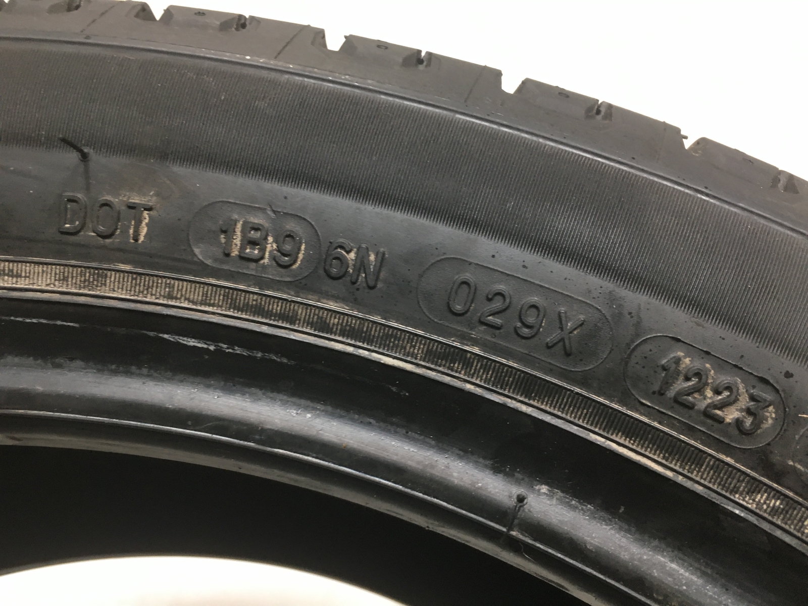 [1] Michelin Defender2 P235/45R19 235 45 19 Tire – Driven Once