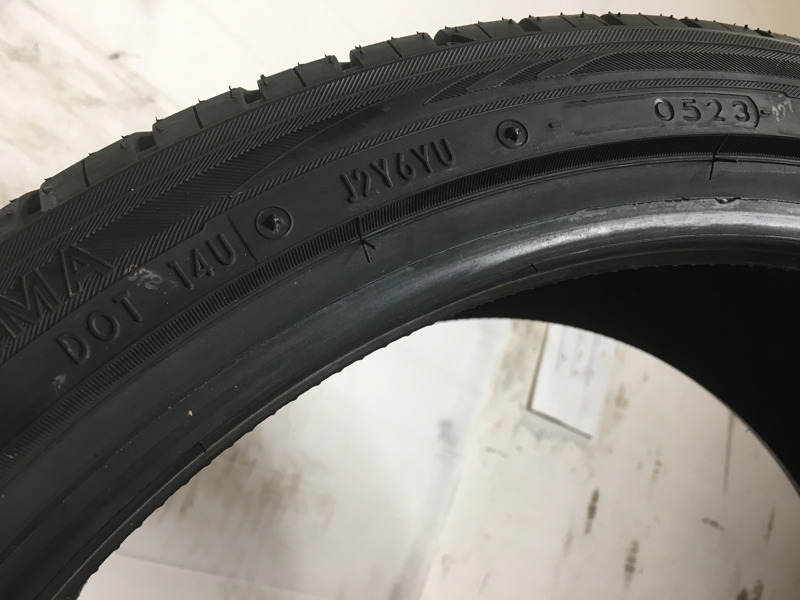 [1] Yokohama YK-GTX All Season P225/40R19 225 40 19 Tire – Driven Once