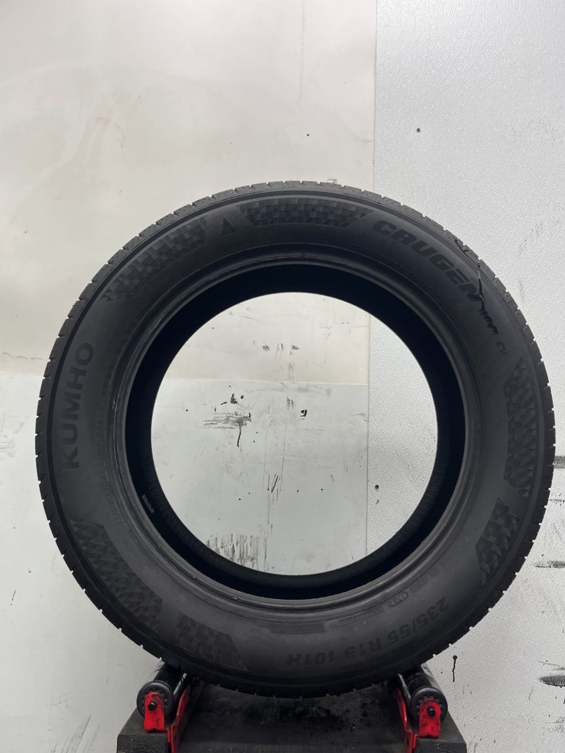 1 Used P235/55R19 Kumho Crugen HP71 101 H – 9/32