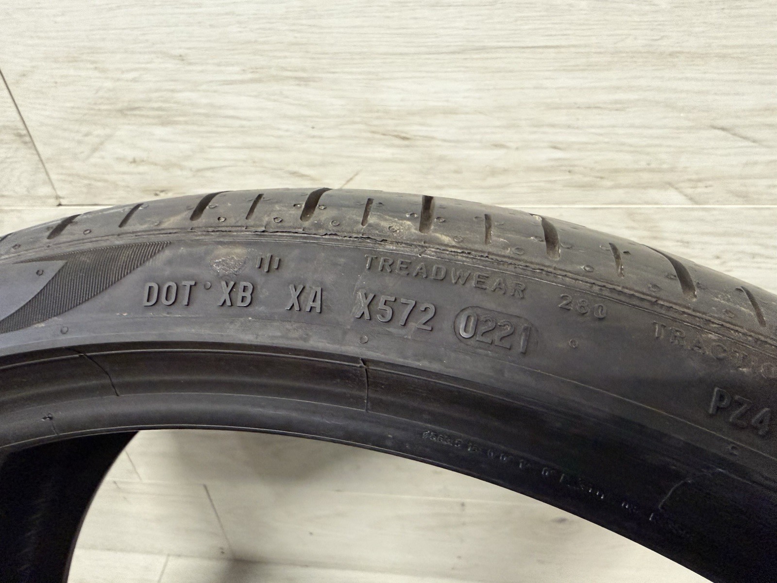 (1) PIRELLI PZERO PZ4 PNCS 285/30/22 TIRE 8/32NDS NO PACTHES 02/21 DOT DATE