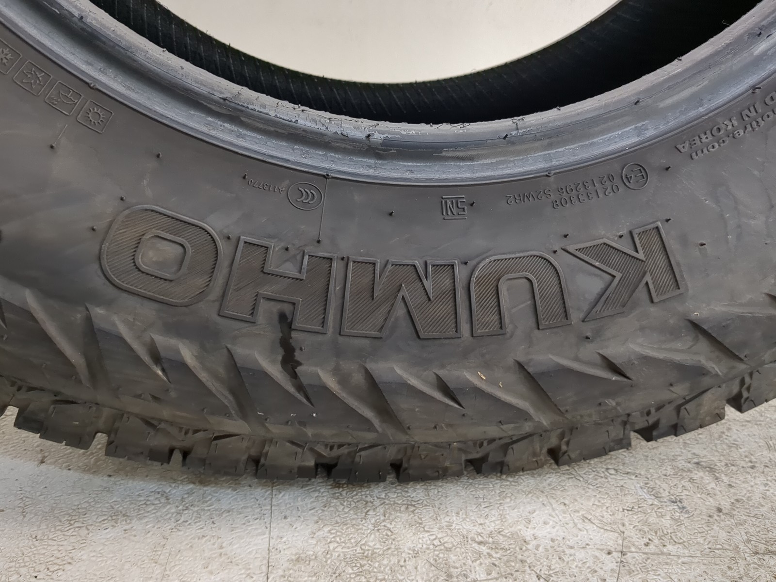 Used Tire 225/70R17 KUMHO ROADVENTURE AT52 112T – Tread Depth 10/32