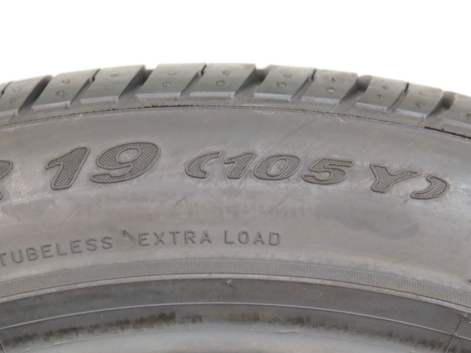 New Old Stock 275/40ZR19 Pireli Pzero Rosso 105Y DOT 0620 1J124