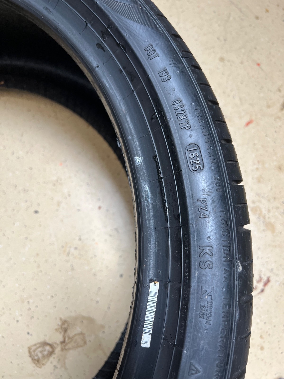 1 – TAKEOFF 255/35R19 XL (96Y) Pirelli P Zero PZ4 (MO) Mercedes OEM – 6082