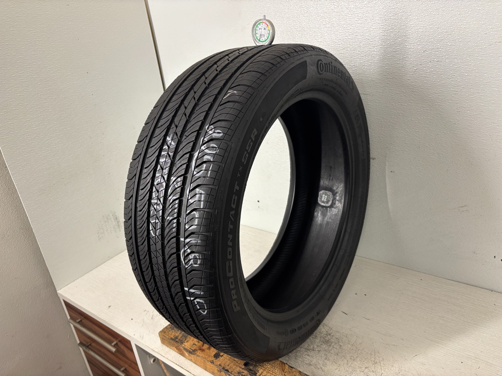 1 Tire 225 50 18 Continental ProContact TX RFT (7.00-8.00/32=77-88% Tread)