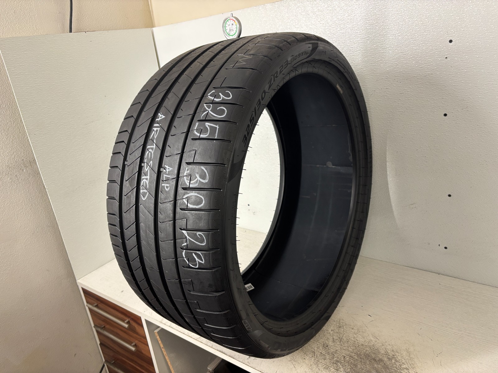1 Tire 325 30 23 Pirelli P Zero PZ4 ALP (8.20/32 = 90% Tread Left) 109Y