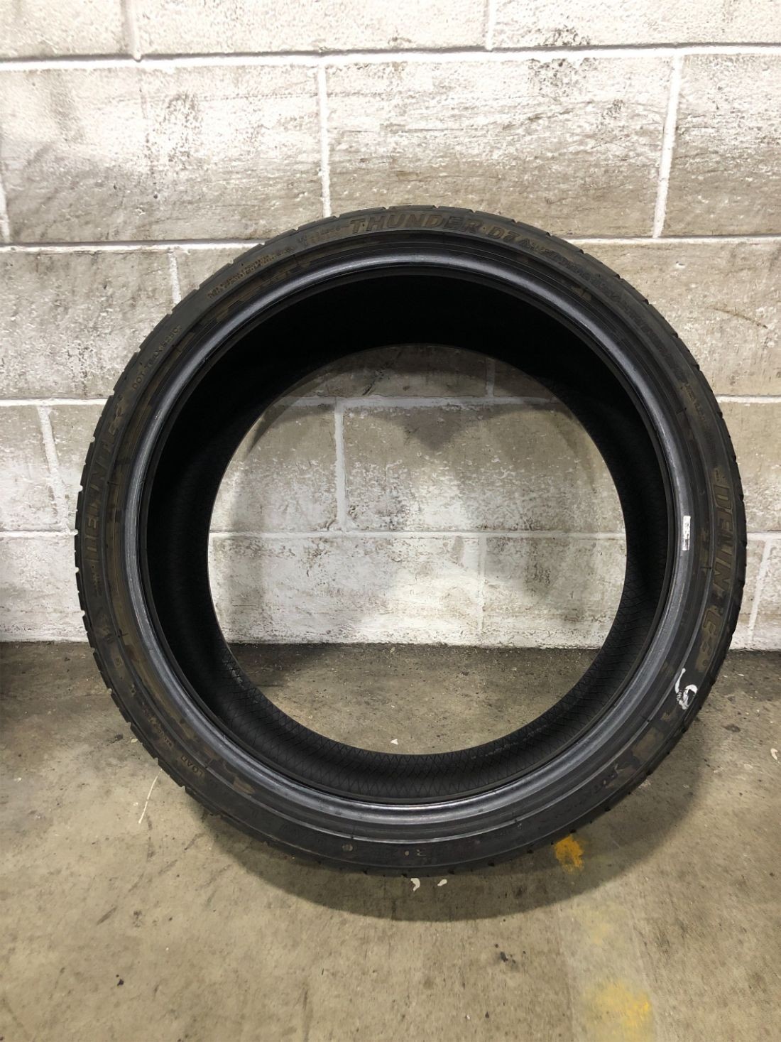 1x P275/30R20 Delinte Thunder D7 8/32 97 W Used Tire 2753020