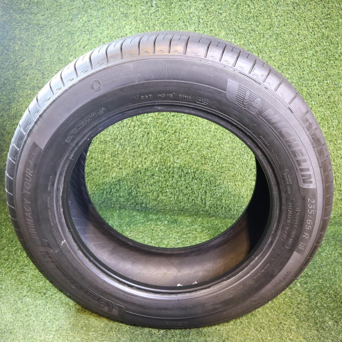 235 65 18 Michelin Primacy Tour A/S 90% Tread 8/32 106H #27249