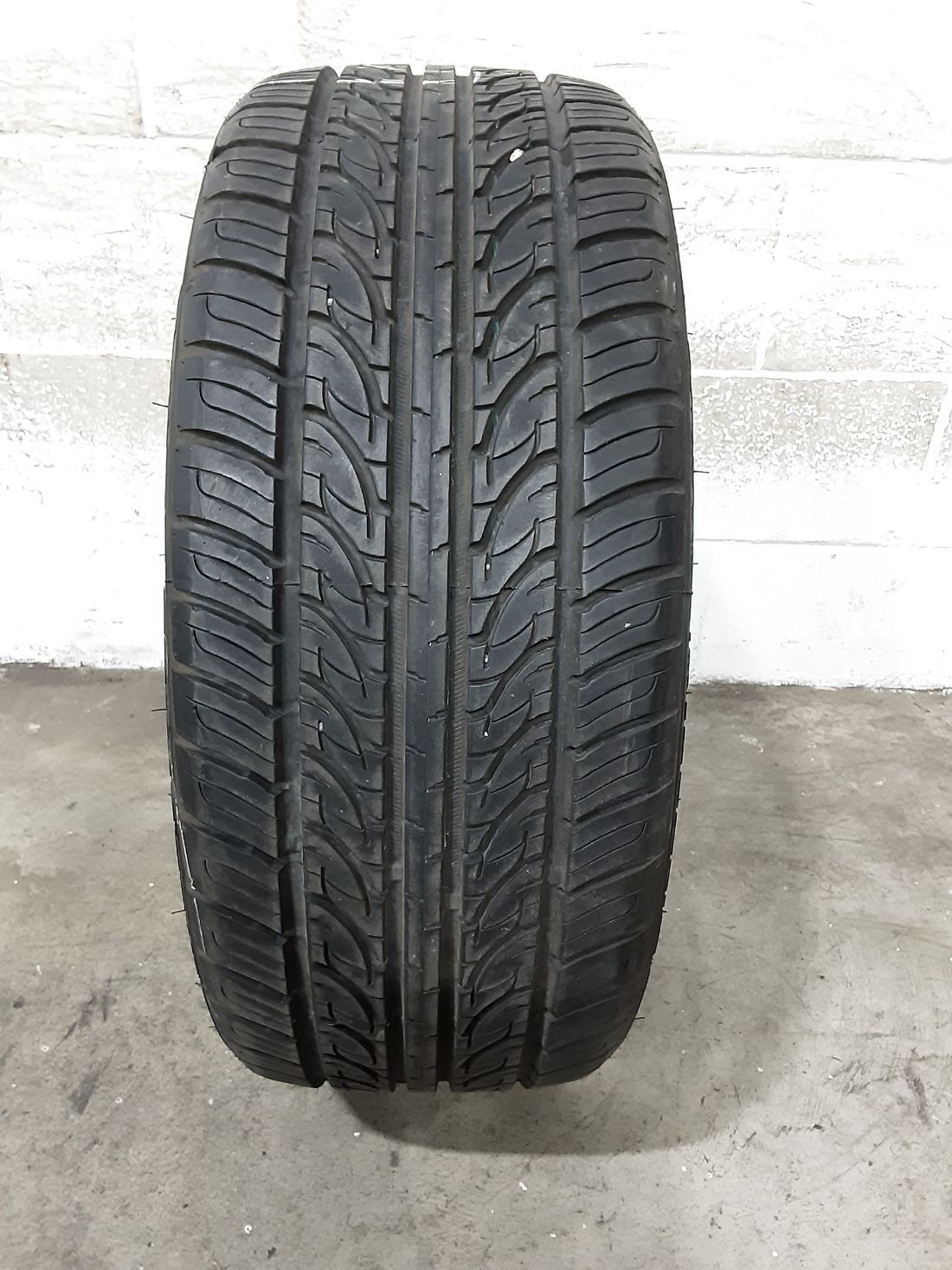 1x P235/30R22 Venezia Crusade HP 9/32 Used Tire