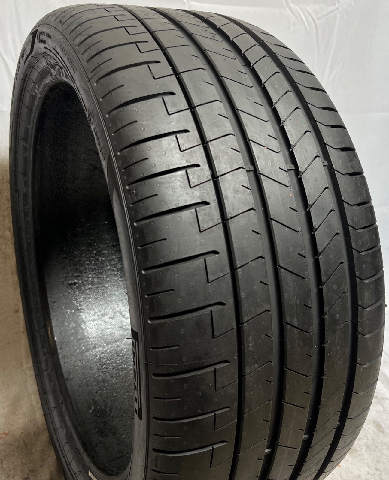 1 – TAKEOFF 255/35R19 XL (96Y) Pirelli P Zero PZ4 (MO) Mercedes OEM – 6082