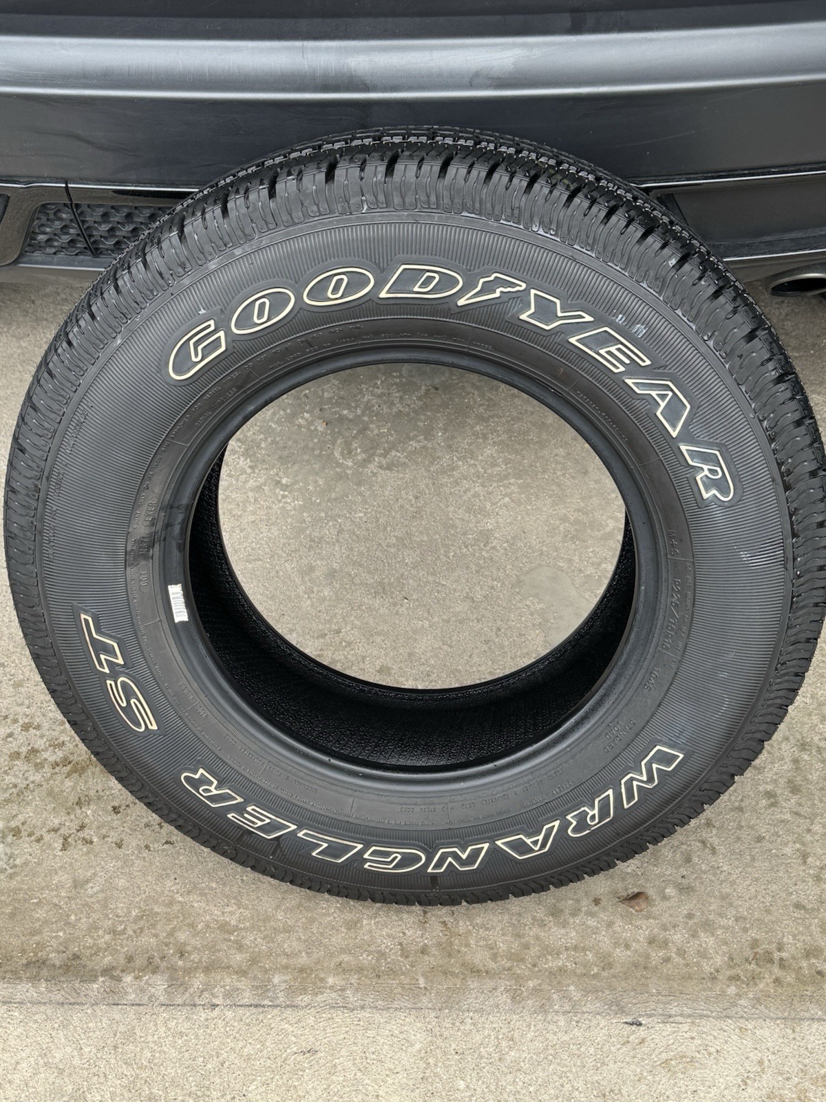 Goodyear Wrangler ST 225/75R16 Tire Jeep , SUV , Truck. Local Pickup Only.