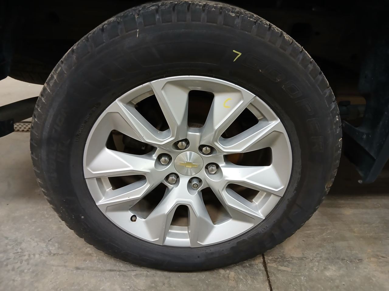 275/60 R20 Tire Cooper Evolution HT 2 7/32 Tread Depth 3145751