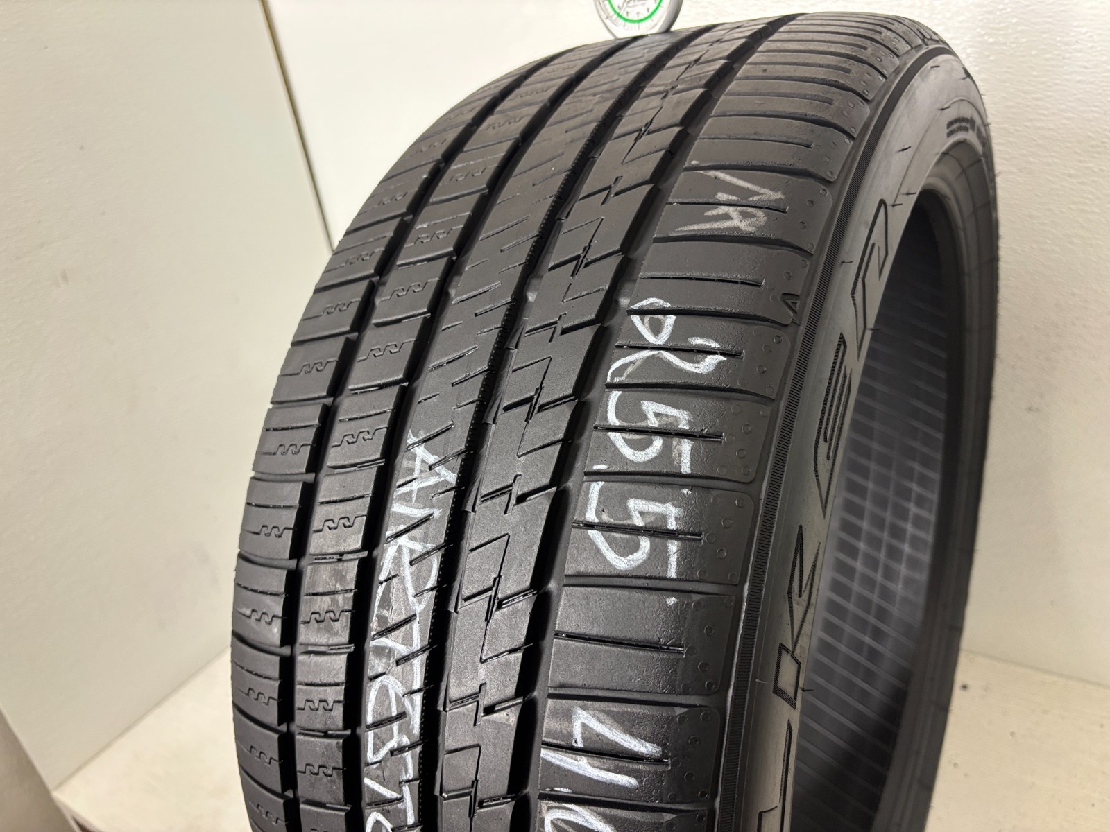 1 Tire 255 40 19 Falken Azenis FK460 A/S (80% Tread Left) NO REPAIRS 100Y