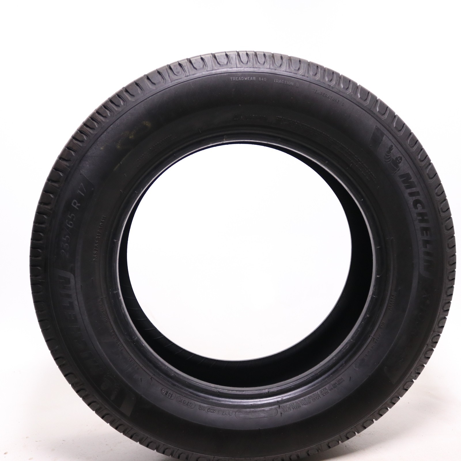 Set of 2 Used 235/65R17 Michelin X Tour A/S 2 – 104H – 8.5-9.5/32