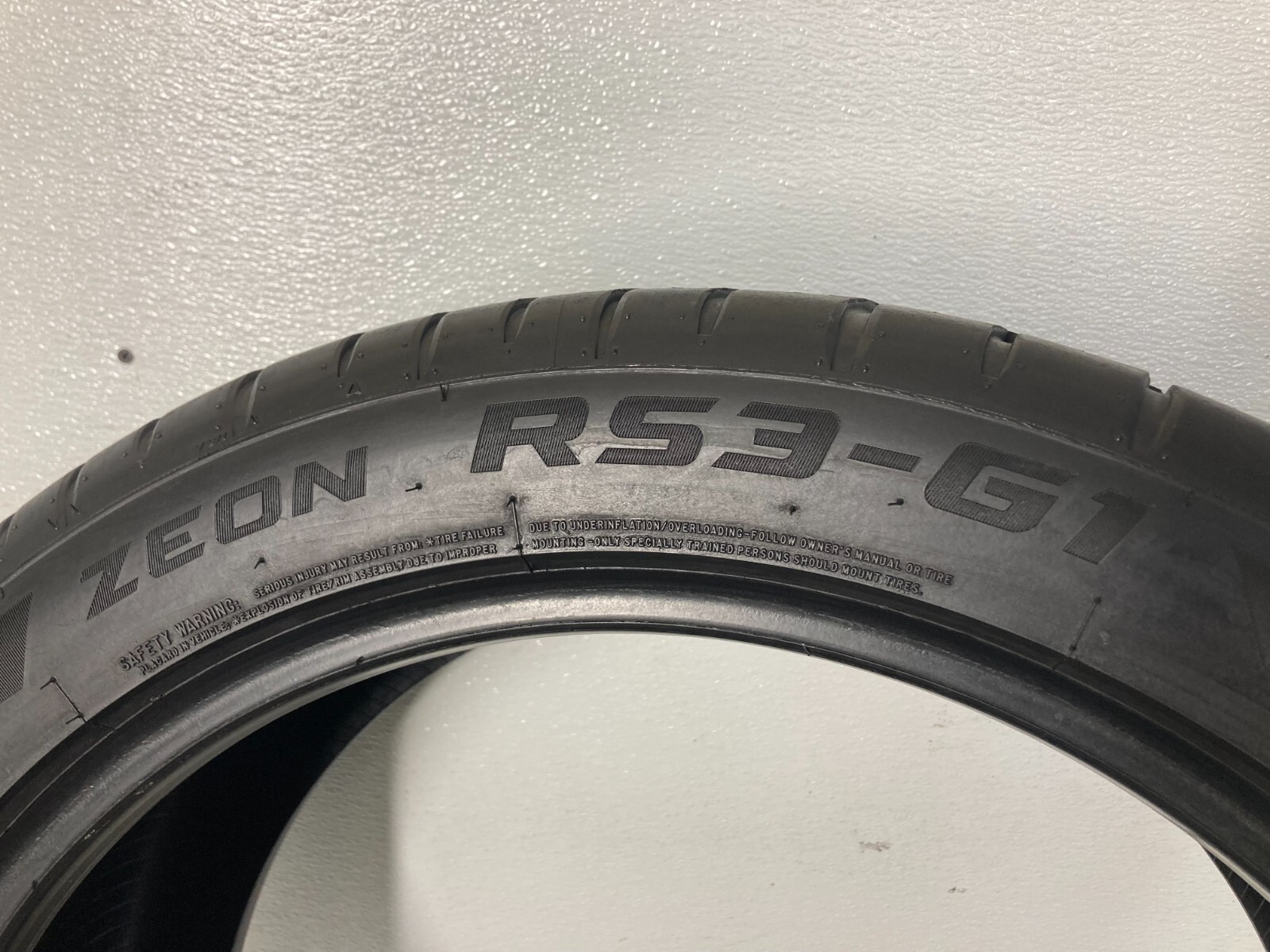 1 Tire 255 45 20 Cooper Zeon RS3-G1 (5.3-6.0/32 Tread) 101W
