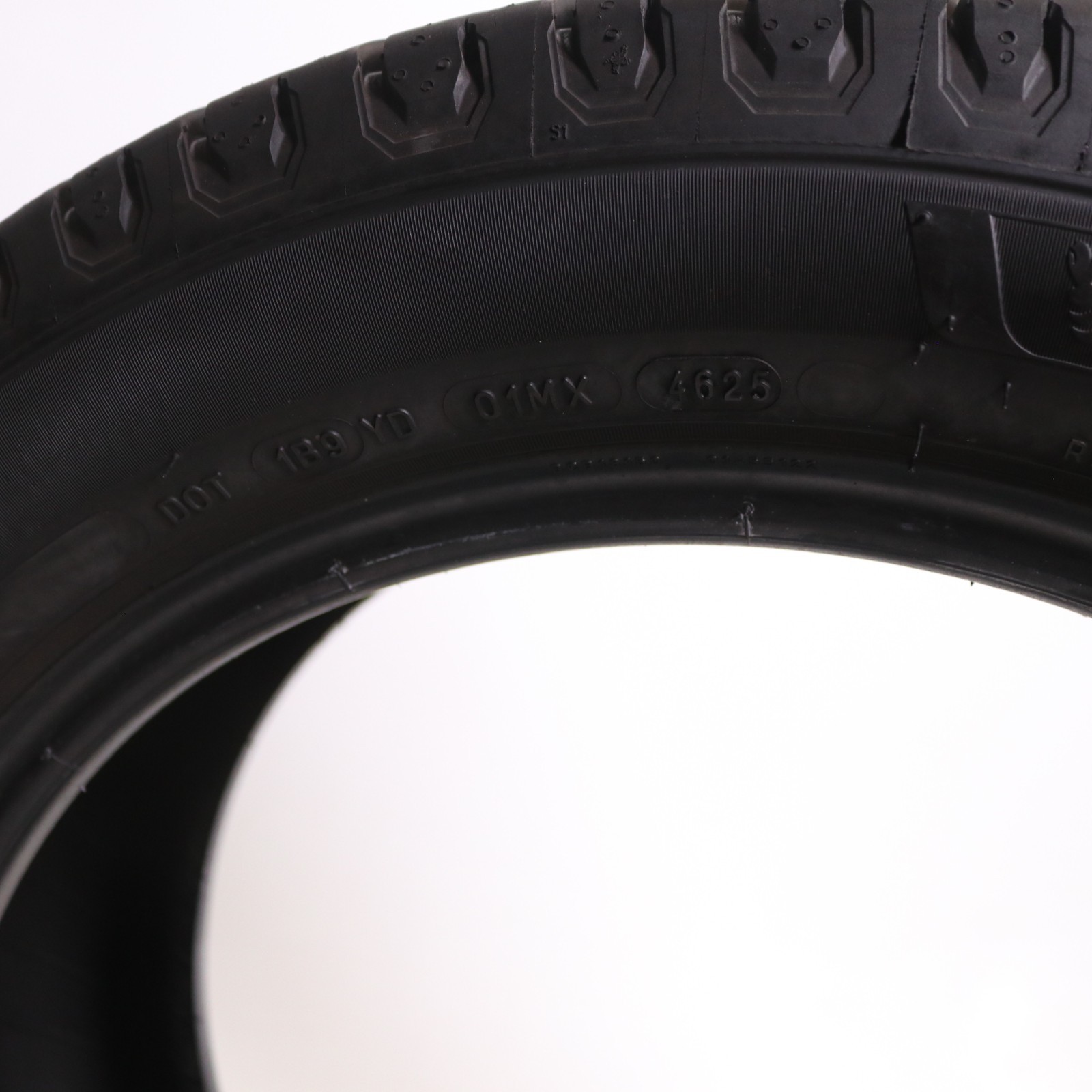 Set of 2 Used 235/50R17 Michelin Defender 2 – 96H – 9-10/32
