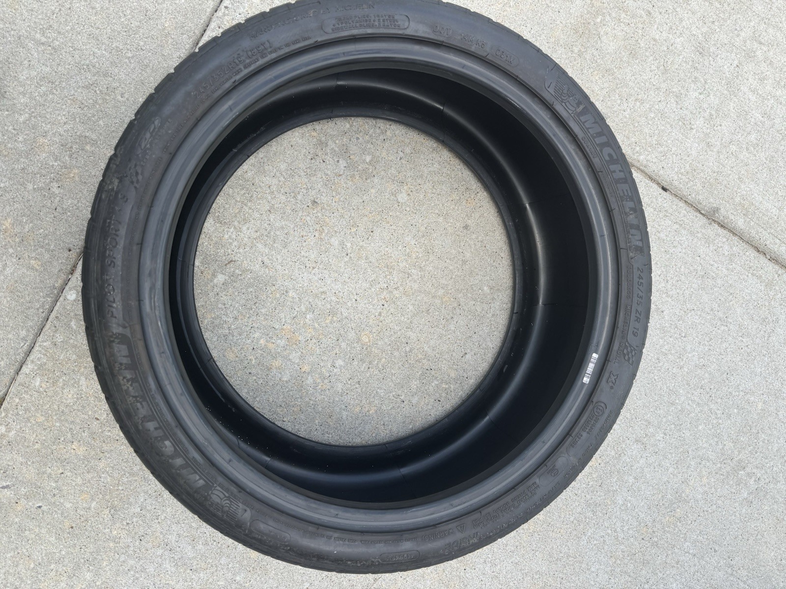 Tire Model: Michelin Pilot Sport 4S ZPFront Tires: 245/35ZR19Rear Tires 305/30ZR