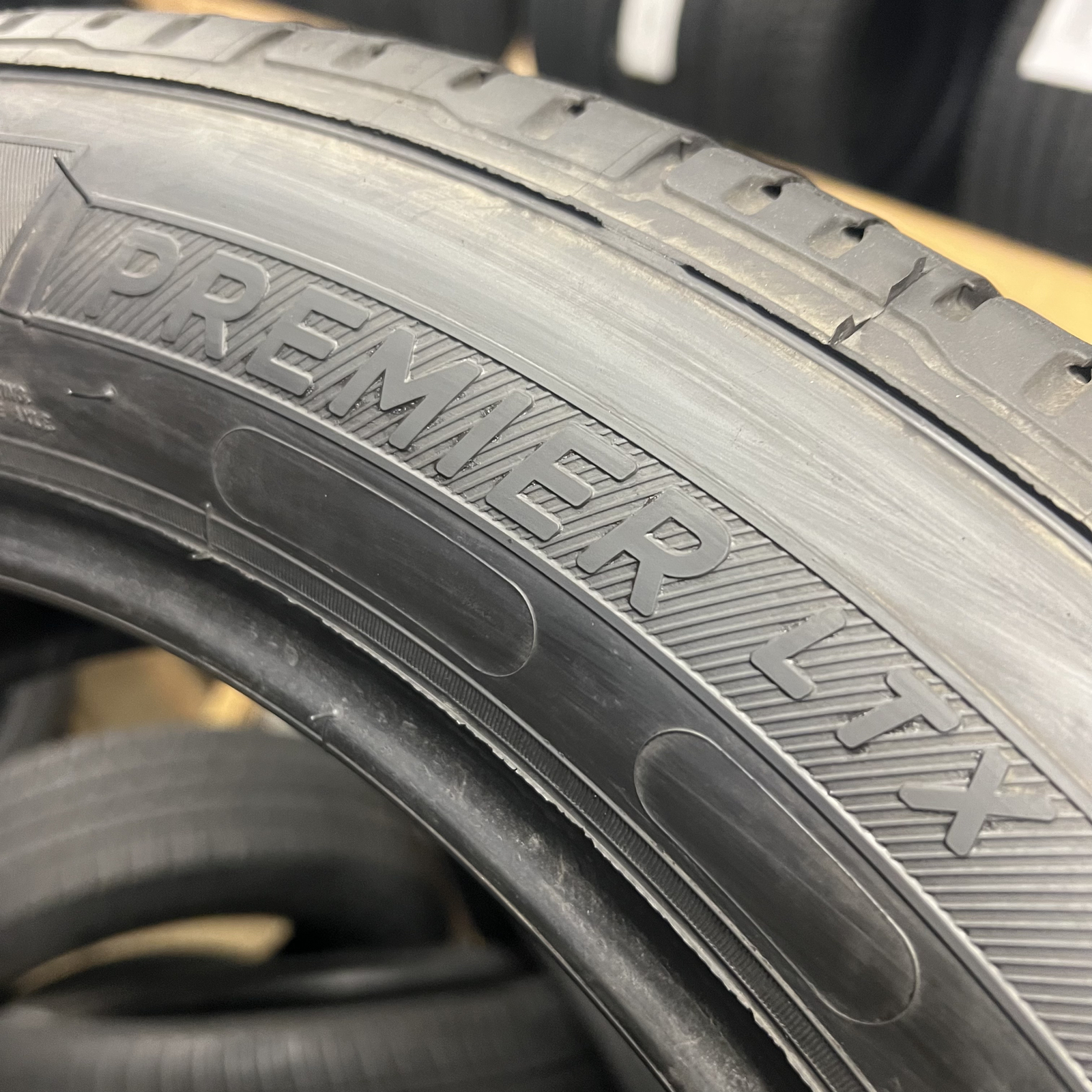 1 Tire LikeNEW Michelin Premier LTX 235/55R20 102V DOT.3923 8/32